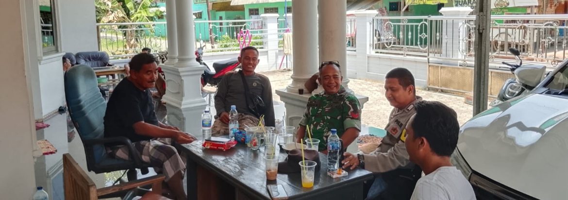 Babinsa Koramil 1611/Losarang Komsos Bersama Warga Desa Pangkalan, Perkuat Sinergi dan Kamtibmas