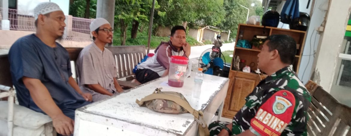Komsos Koramil 1601/Indramayu, Babinsa Ajak Warga Bojong Sari Jaga Keamanan dan Kebersihan Lingkungan