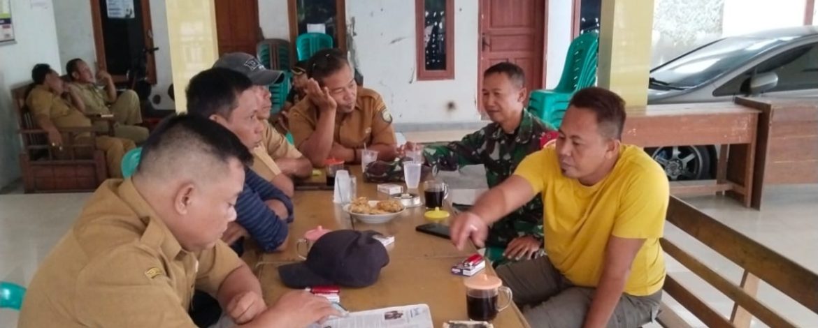 Babinsa Koramil 1611 Losarang Komsos Bersama Pamong Desa Pegagan
