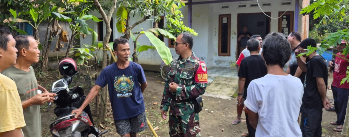 Babinsa Koramil 1601/Indramayu Komsos Bersama Warga Desa Tegalurung