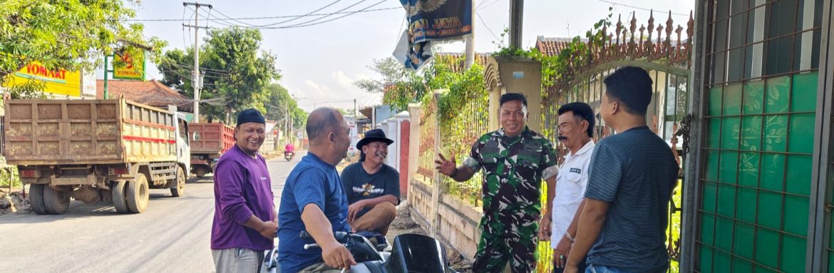 Babinsa Koramil 1608 Karangampel Komsos Bersama Lurah dan Warga Desa Kedokanbunder Wetan