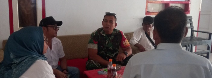 Babinsa Koramil 1608/Karangampel Gelar Komsos Bersama Pamong Desa Dukuh Tengah, Tekankan Peningkatan Pelayanan dan Keamanan