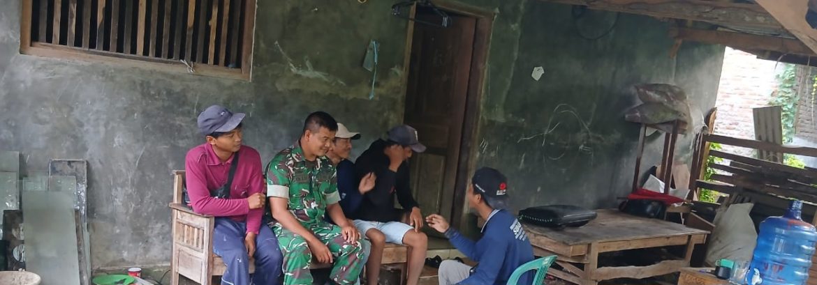 Babinsa Koramil 1605/Sukagumiwang Gelar Komsos Bersama Warga Desa Gedangan, Ajak Tingkatkan Kepedulian dan Keamanan Lingkungan