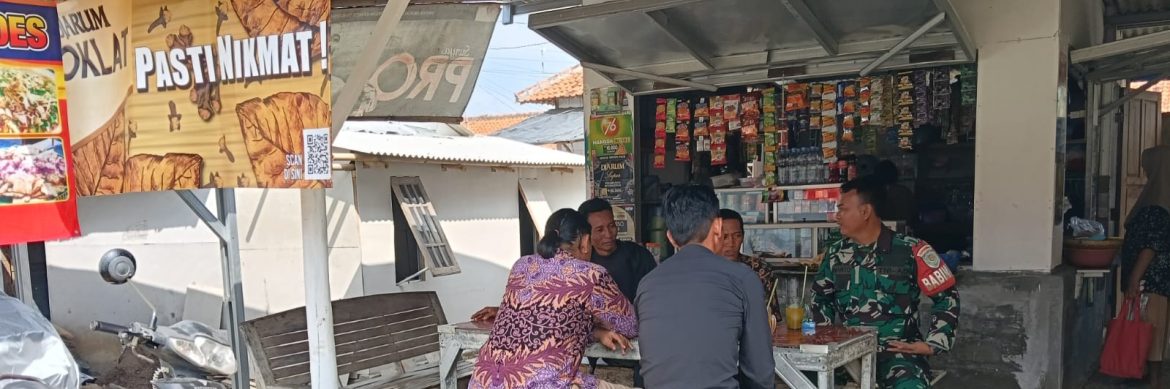 Babinsa Koramil 1611/Losarang Gencarkan Komsos Bersama Warga Desa Losarang