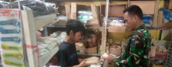 Babinsa Koramil 1603/Lohbener Laksanakan Pemantauan Harga Sembako di Desa Lohbener