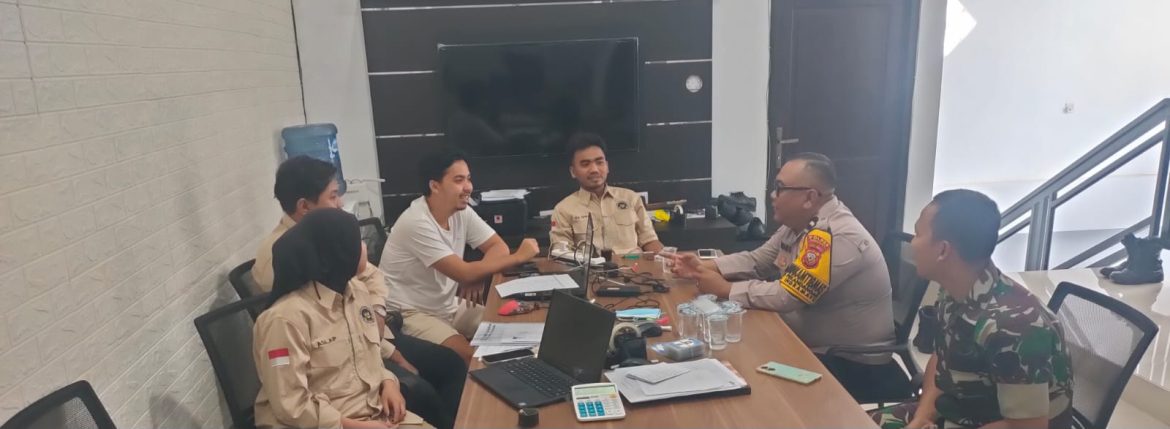Babinsa Koramil 1601/Indramayu Gencarkan Komsos di Desa Pekandangan, Ajak Warga Jaga Keamanan dan Kebersihan