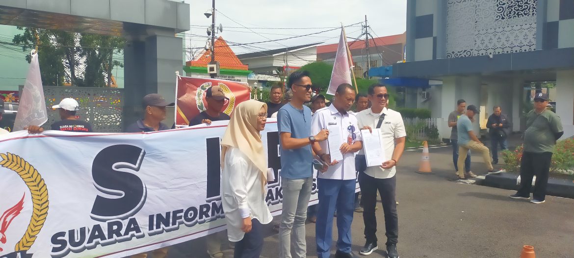 Diduga PT.Son Melakukan Pencemaran Lingkungan Puluhan Masa Sira Geruduk Kantor Gubernur Sumsel Menuntut Sanksi Tegas