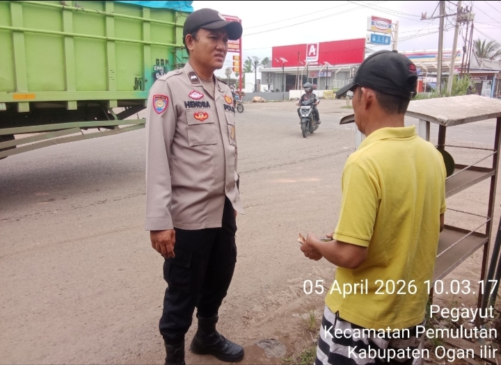 Personel Polsek Pemulutan Ogan ilir Laksanakan Patroli, Antisipasi Pemalakan dan Parkir Liar demi Ciptakan Situasi Aman dan Kondusif