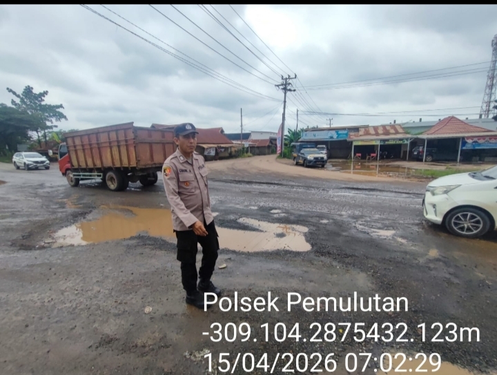 POLSEK PEMULUTAN OGAN ILIR PERKETAT PENGAWASAN PAGI HARI, STRONG POINT DIGELAR DI TITIK RAWAN DAN JALAN RUSAK