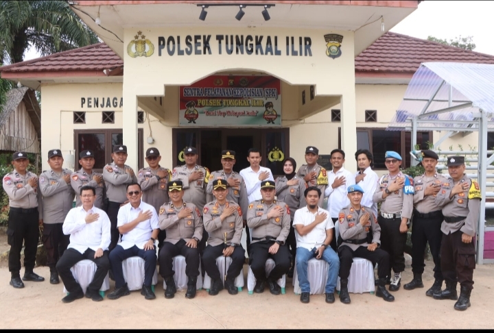 Kapolres Banyuasin AKBP Risnan Aldino Kunjungi Polsek Tungkal Ilir, Salurkan Bantuan Sosial hingga Tebar Benih Ikan