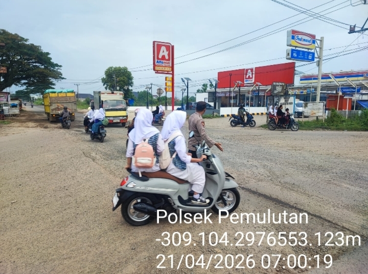 Polsek Pemulutan Laksanakan Strong Point, Amankan Arus Lalu Lintas di Titik Rawan Pagi Hari