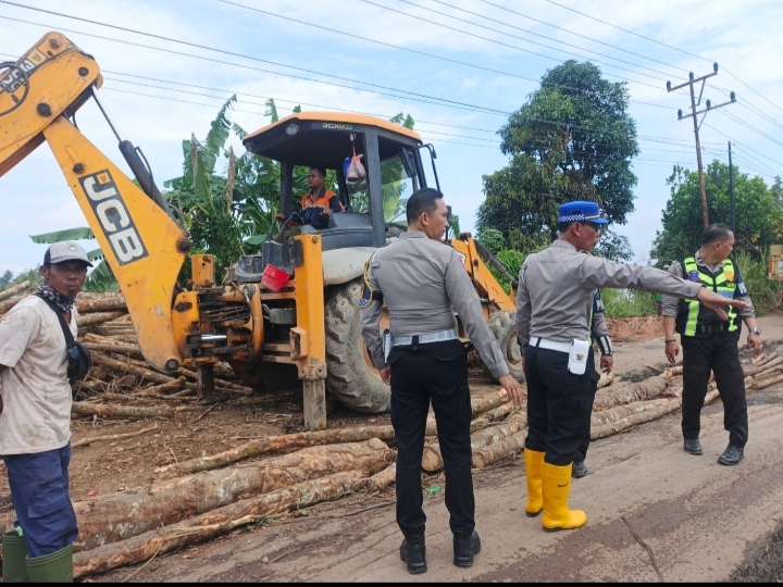 Polres Banyuasin Respons Keluhan Warga, Perbaiki Jalan Rusak di Sungai Dua Rambutan