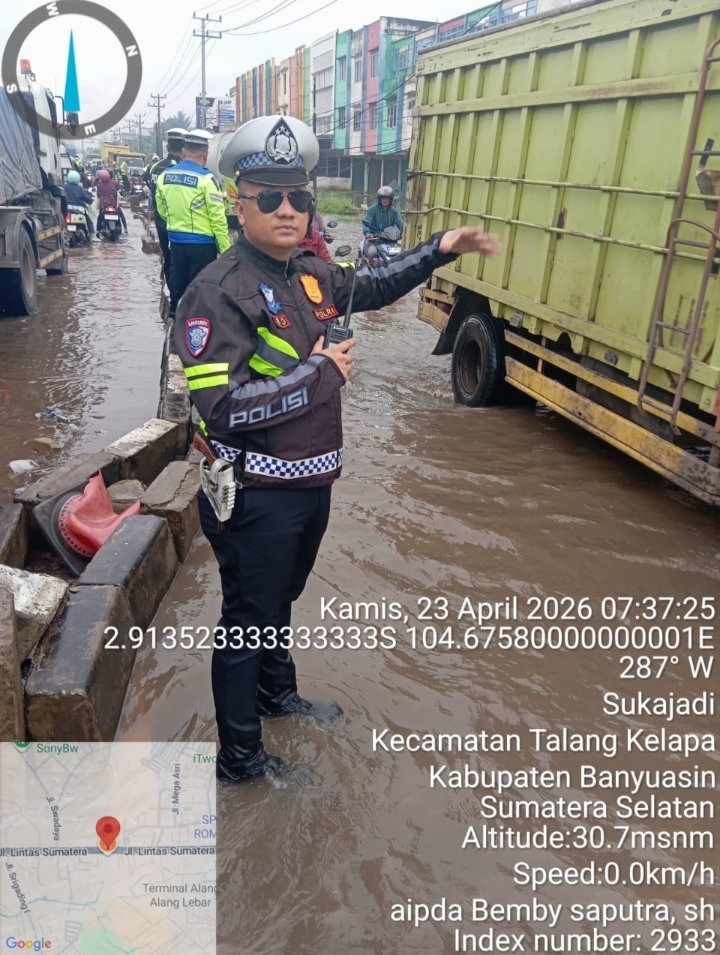 Personil Lantas Polsek Talang Kelapa Bantu Urai Kemacetan dan Evakuasi Kendaraan Mogok Akibat Banjir di KM 13