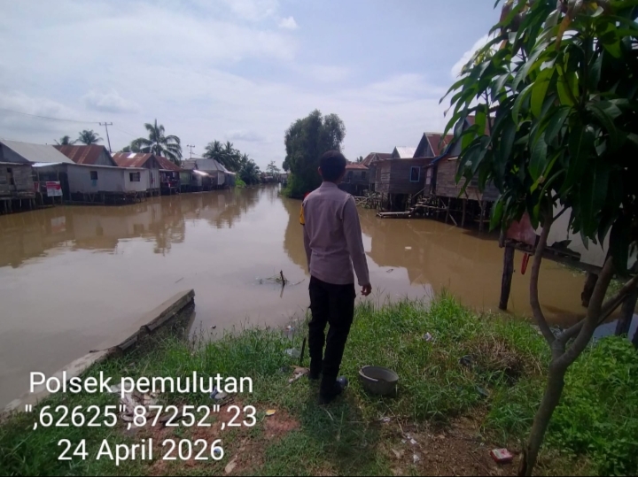 Polsek Pemulutan Ogan Ilir Lakukan Pemantauan Debit Air Sungai, Antisipasi Potensi Banjir
