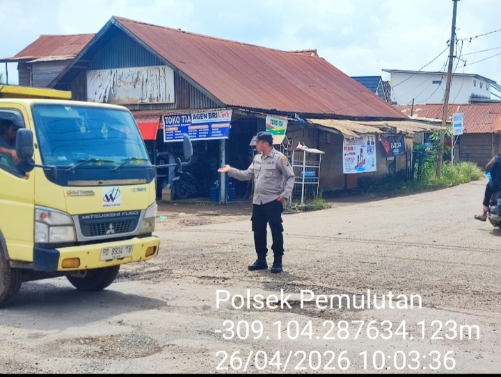 Antisipasi Kemacetan dan Kecelakaan, Personil Polsek Pemulutan Polres Ogan Ilir Lakukan Pengaturan dan Patroli