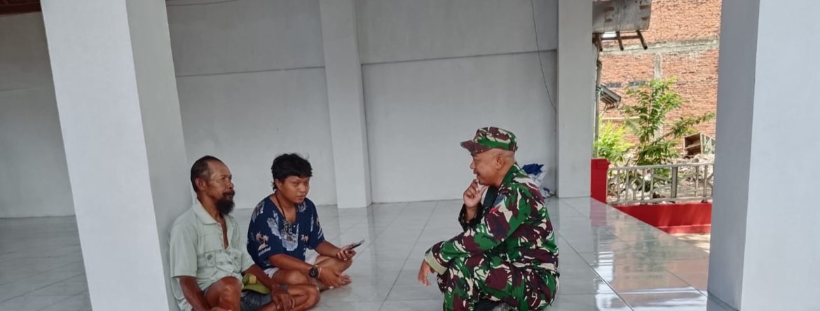 Babinsa Koramil 1611/Losarang Laksanakan Komsos Bersama Masyarakat Desa Santing