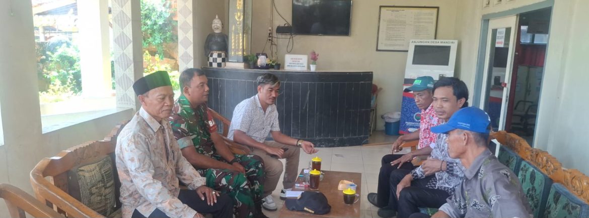 Babinsa Koramil 1608/Karangampel Komsos Bersama Perangkat Desa Kedokan Agung