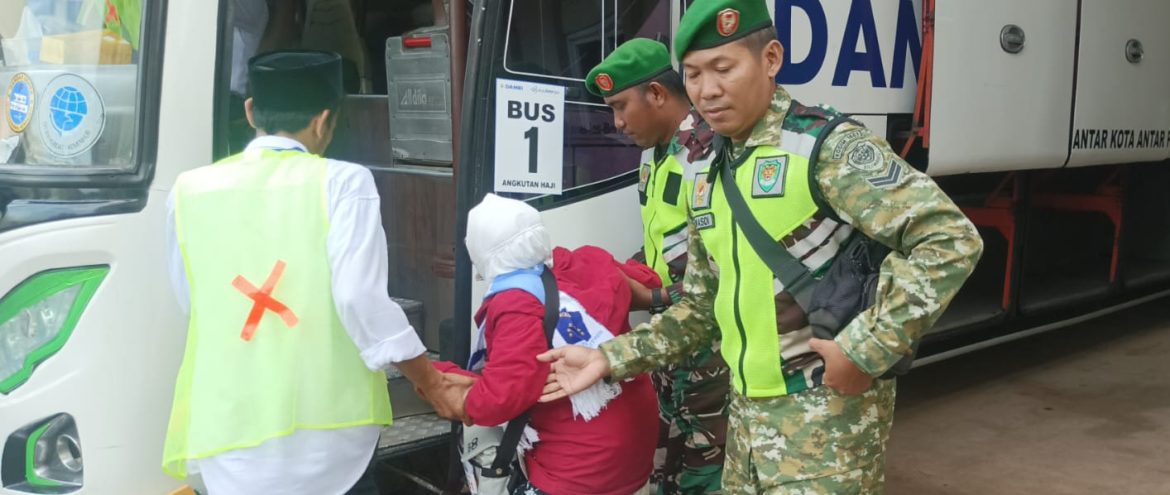 Keberangkatan Calon Jemaah Haji Kloter 13 Asal Cirebon Menuju Embarkasi Kertajati Berjalan Lancar dan Kondusif