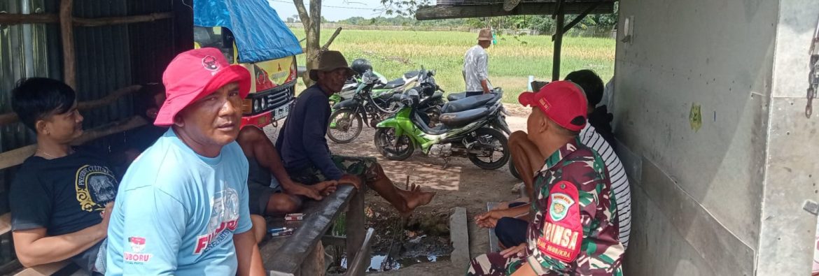 Babinsa Koramil 1608 Karangampel Komsos Bersama Warga Desa Dukuh Jeruk