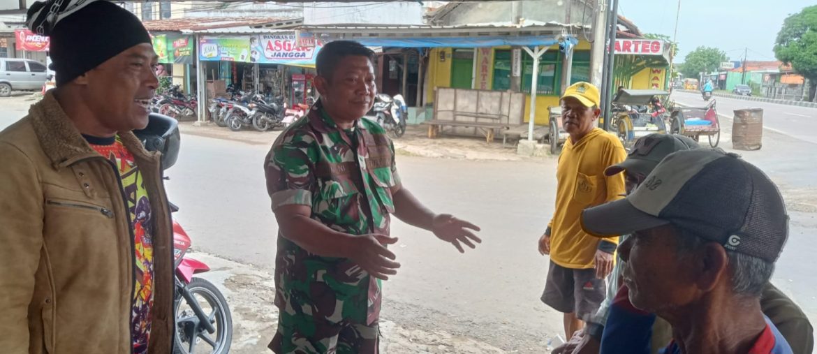 Komsos Serka Amani, Babinsa Koramil 1611/Losarang Bersama Warga Desa Cemara Kulon