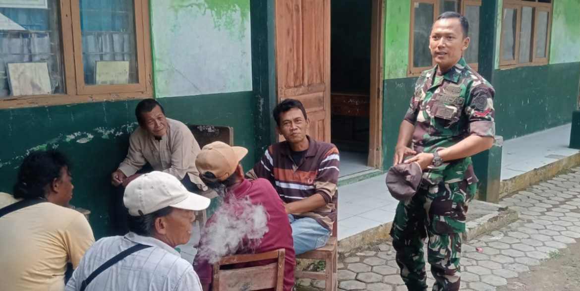 Komsos Babinsa Koramil 1601/Indramayu di Desa Pekandangan, Ajak Warga Jaga Keamanan dan Kebersihan Lingkungan