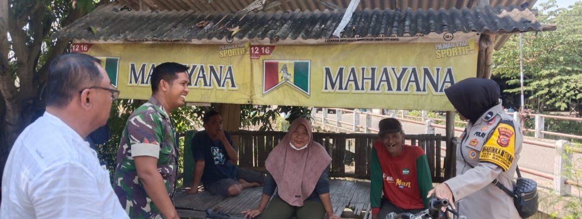 Babinsa Koramil 1601/Indramayu Bersama Bhabinkamtibmas Gelar Komsos di Desa Rawadalem