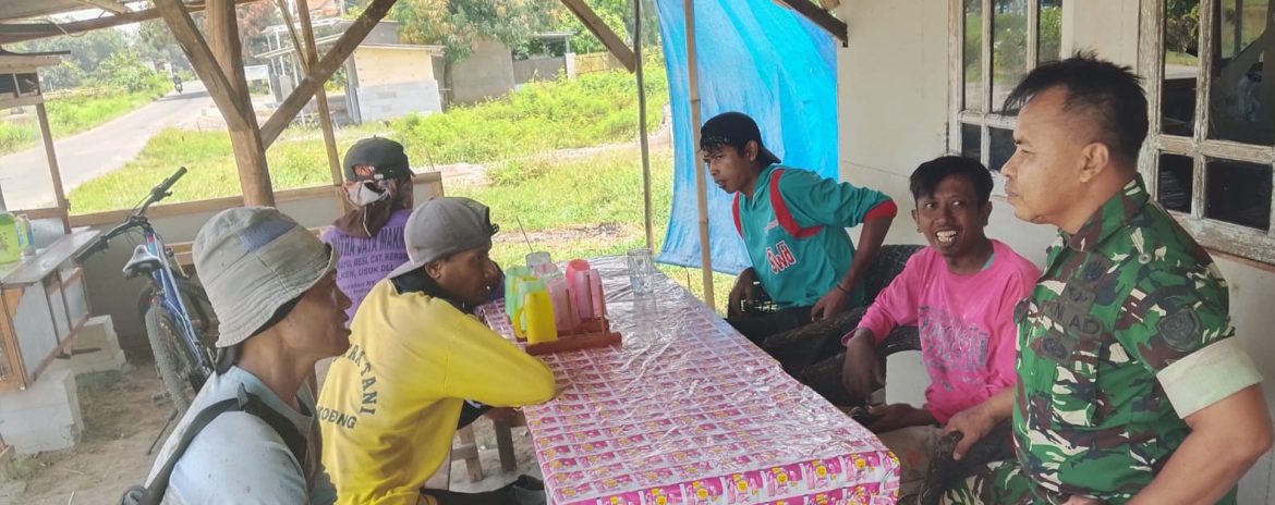 Babinsa Koramil 1605 Sukagumiwang Gelar Komsos Bersama Pamong dan Warga Desa Kliwed