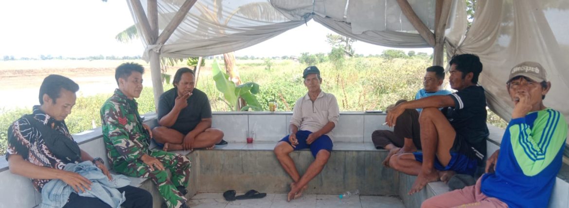 Babinsa Koramil 1601/Indramayu Perkuat Komsos dengan Petani Singaraja, Antisipasi Cuaca Ekstrem