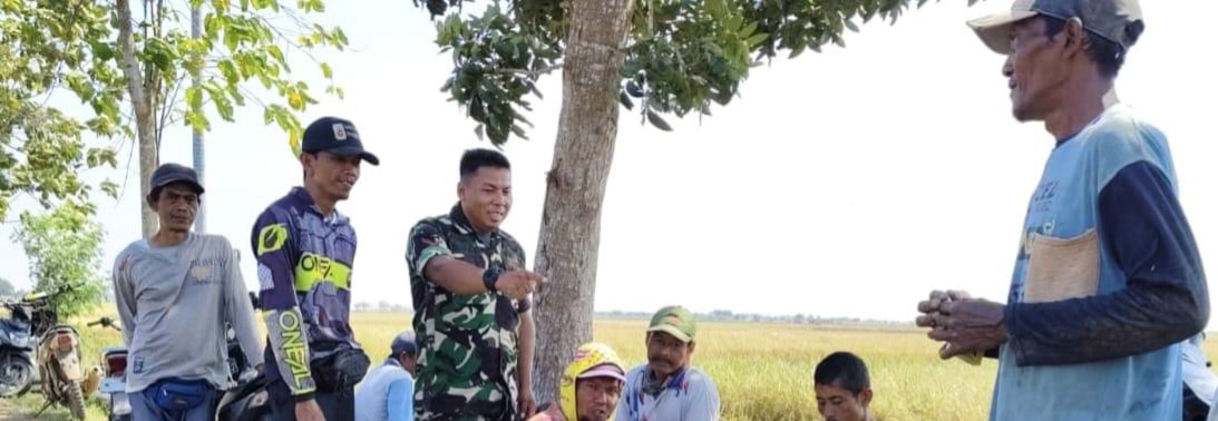 Babinsa Koramil 1608/Karangampel Komsos Bersama Warga dan Petani, Tekankan Pentingnya Kamtibmas di Kedokanbunder Wetan