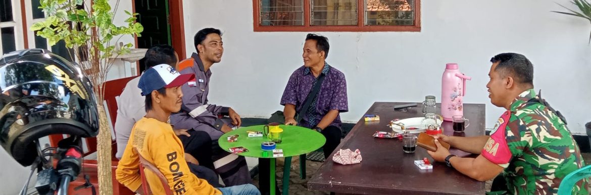 Babinsa Koramil 1601/Indramayu Perkuat Silaturahmi Lewat Komsos di Desa Balongan