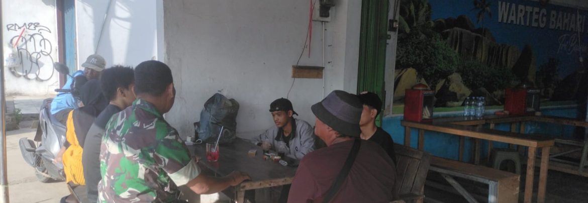 Babinsa Koramil 1605/Sukagumiwang Gelar Komsos Bersama RT dan Warga Desa Tenajar Lor