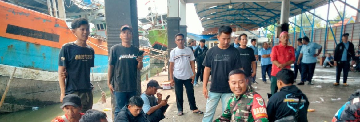 Babinsa Koramil 1601/Indramayu Komsos dengan Nelayan Karangsong, Tekankan Keselamatan dan Kepedulian Lingkungan