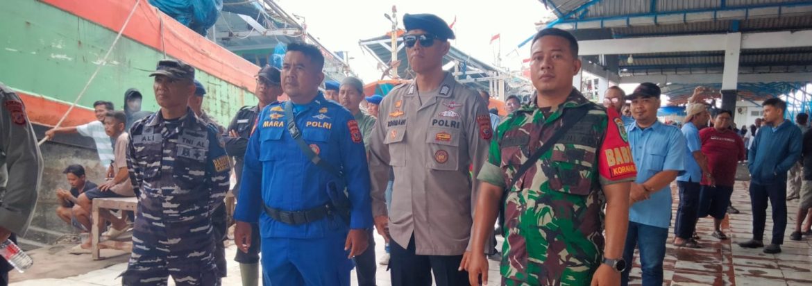 Babinsa Koramil 1601/Indramayu Hadiri dan Amankan Aksi Mimbar Bebas Nelayan di TPI Karangsong