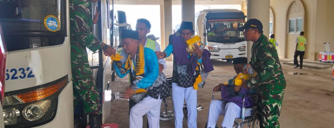 Kodim 0616/Indramayu Kawal Keberangkatan 441 Calon Jemaah Haji Kloter 17 ke Embarkasi Kertajati