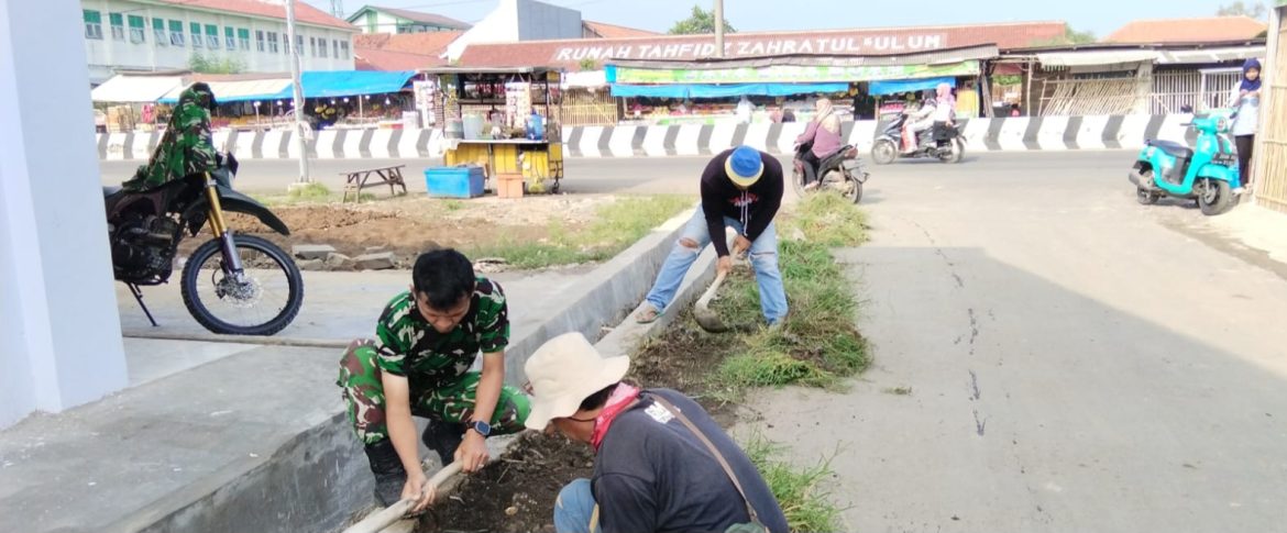 Babinsa Koramil 1608 Karangampel Gelar Karya Bakti Bersama Warga Desa Benda