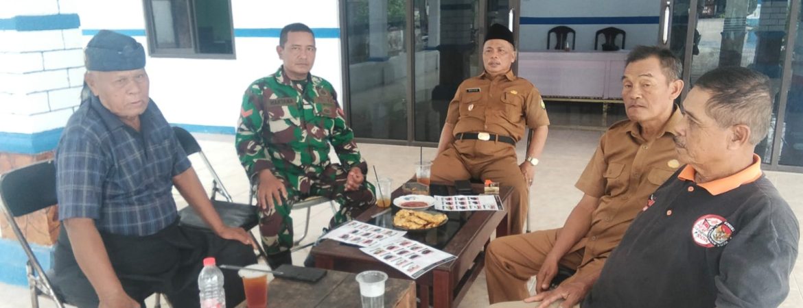 Babinsa Koramil 1603/Lohbener Komsos Bersama Perangkat Desa Linggajati, Tekankan Keamanan Lingkungan