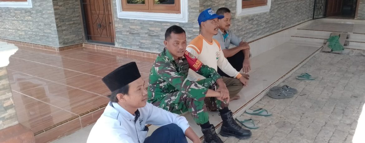 Babinsa Koramil 1603 Lohbener Komsos Bersama Warga Desa Langut