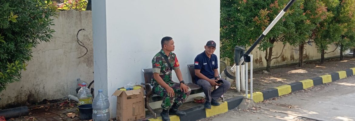 Komsos Babinsa Koramil 1601/Indramayu Pererat Silaturahmi dengan Warga Lemahmekar