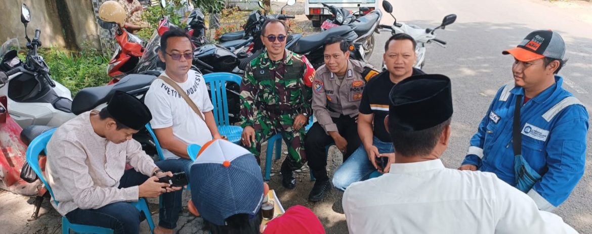 Babinsa Koramil 1601/Indramayu Komsos Bersama Pamong dan Masyarakat Desa Tegalurung