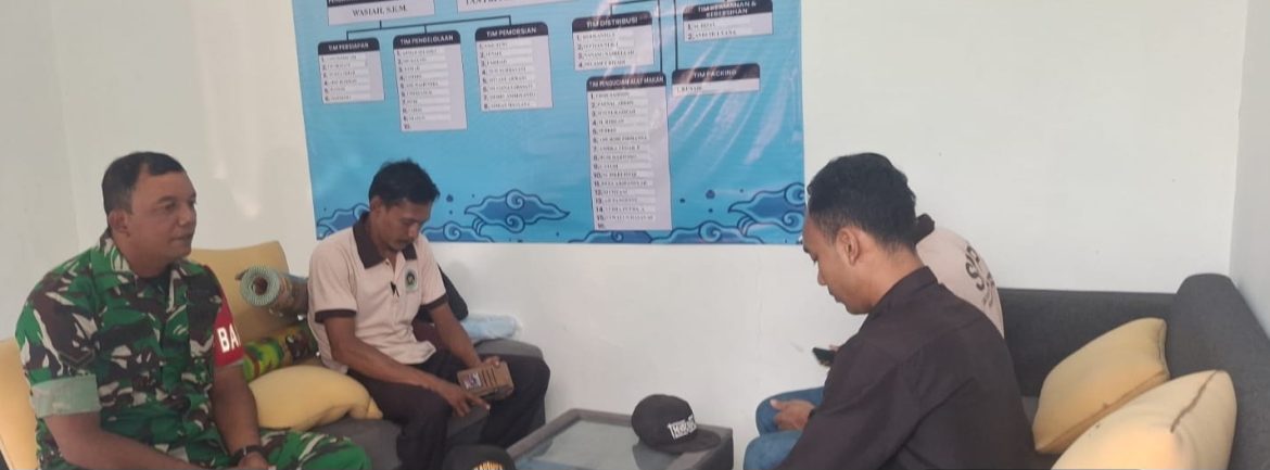 Babinsa Koramil 1608 Karangampel Komsos Bersama Pegawai MBG di Dapur MBG