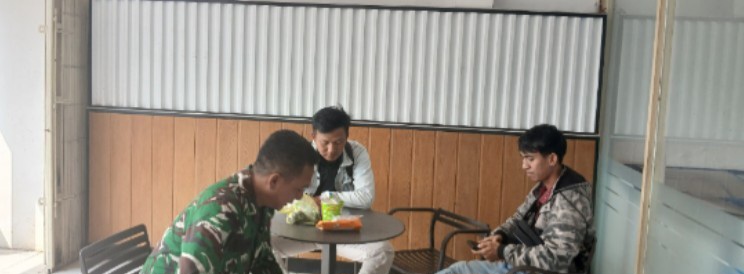 Babinsa Koramil 1605 Sukagumiwang Komsos Bersama Masyarakat Desa Sukawera