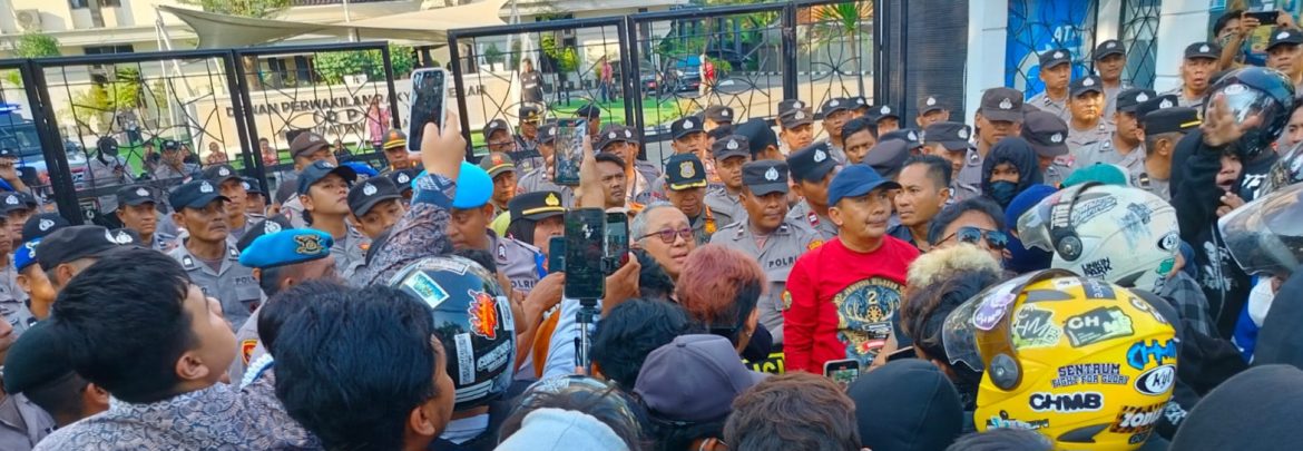 Gabungan TNI POLRI Indramayu Laksanakan Pengamanan Aksi Unjuk Rasa