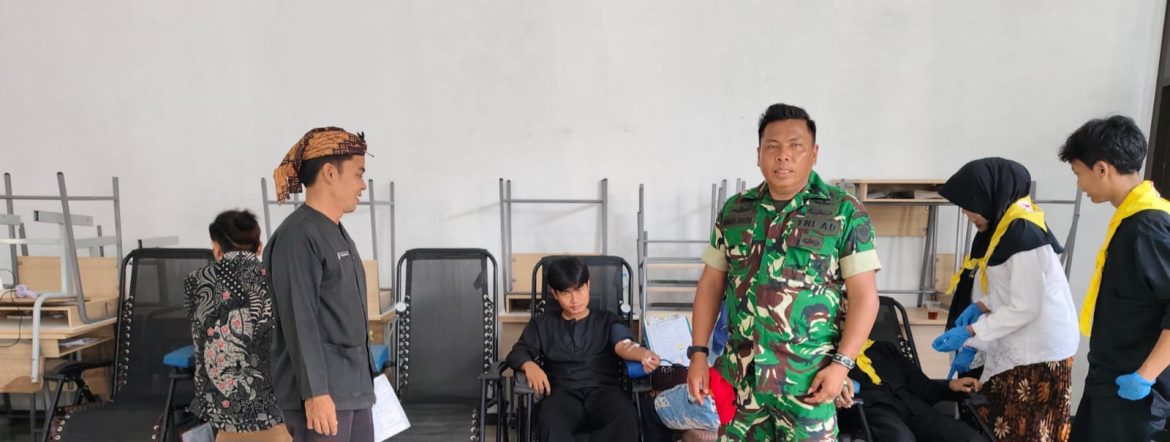 Koramil 1608/Karangampel Hadiri Kegiatan Donor Darah Rutin di SMAN 1 Kedokanbunder