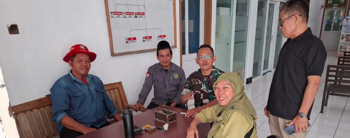 Babinsa Koramil 1601/Indramayu Pererat Silaturahmi dan Dukung Panen Raya di Desa Dukuh