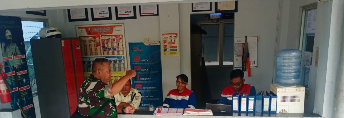 Babinsa Koramil 1605 Sukagumiwang Komsos Bersama Security dan Pegawai Pertamina