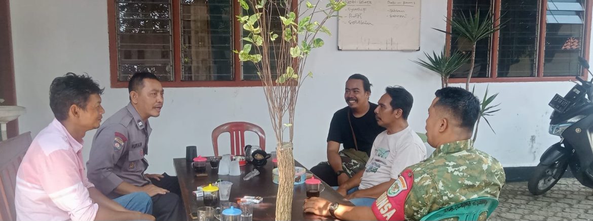 Babinsa Koramil 1601/Indramayu Pererat Silaturahmi Melalui Komsos di Desa Balongan