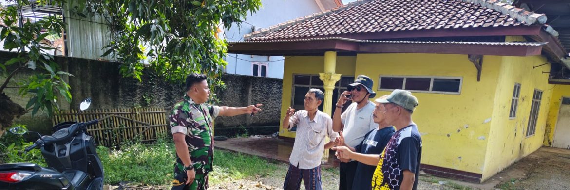 Babinsa Koramil 1608/Karangampel Komsos Bersama Warga Desa Kedokanbunder Wetan