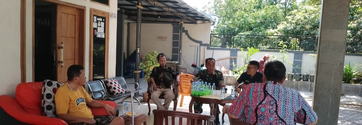 Babinsa Koramil 1605 Sukagumiwang Perkuat Sinergitas Lewat Komsos Bersama Pemdes dan Warga Desa Kertasemaya