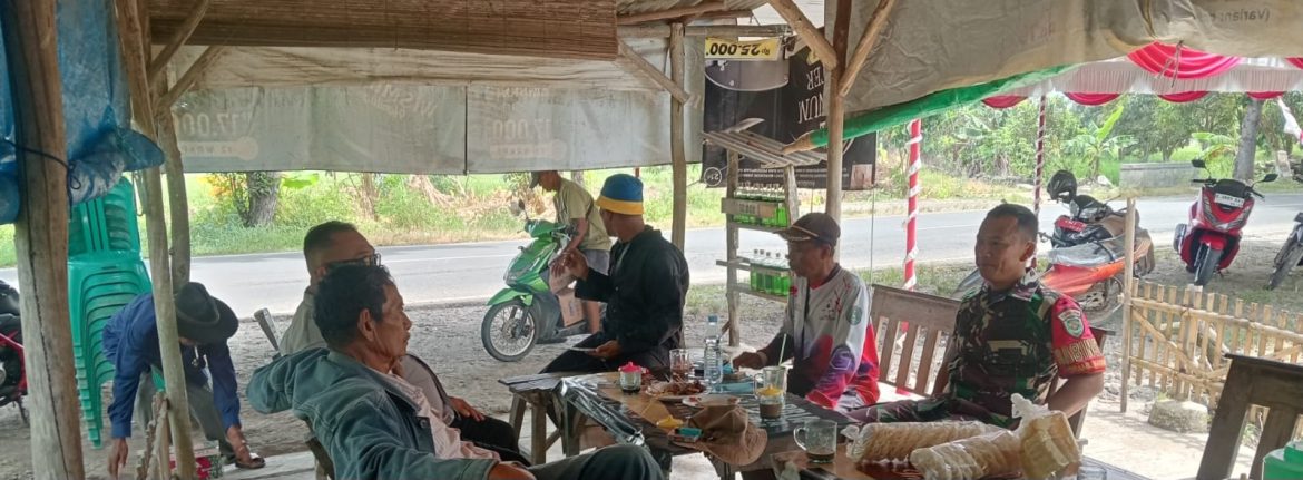 Babinsa Koramil 1601/Indramayu Gelar Komsos Bersama Warga Desa Pekandangan, Ajak Jaga Kamtibmas dan Kebersihan Lingkungan