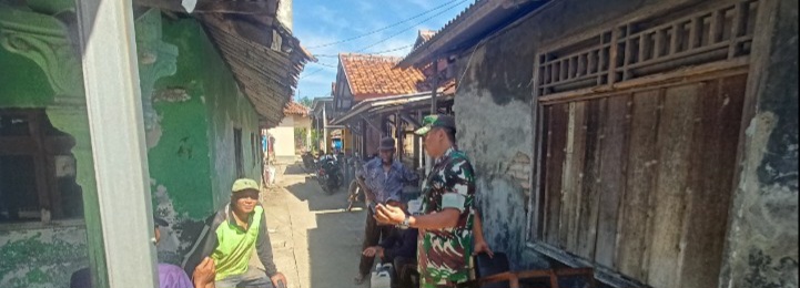 Babinsa Koramil 1611/Losarang Pererat Silaturahmi dan Ajak Warga Jaga Kamtibmas